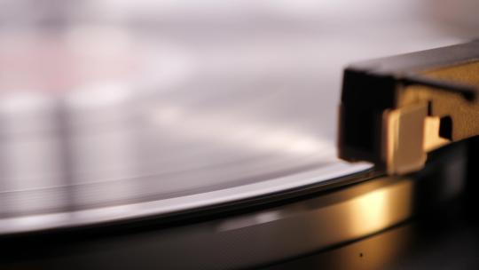 黑胶唱片上的针头升起视频素材模板下载