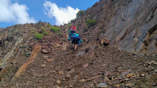 攀登四川甘孜尼登贡嘎雪山的登山者徒步行进