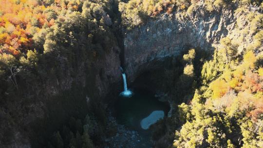 白天智利国家公园内小瀑布的鸟瞰图