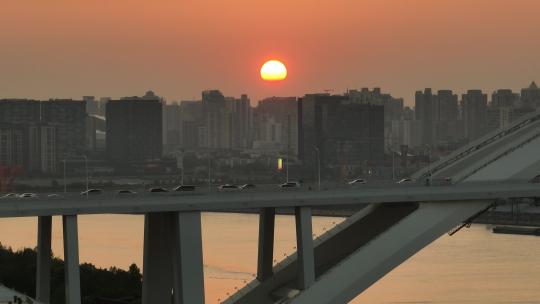 夕阳下卢浦大桥与车辆