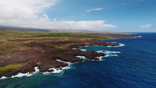 夏威夷大岛宁静海洋和黑色熔岩岩石海岸的景色。航拍