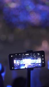 歌迷拿着手机在演唱会现场录制视频
