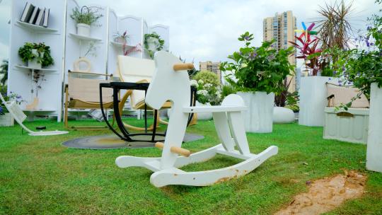 儿童木马 摇摇椅 休闲茶座 花园花境视频素材模板下载