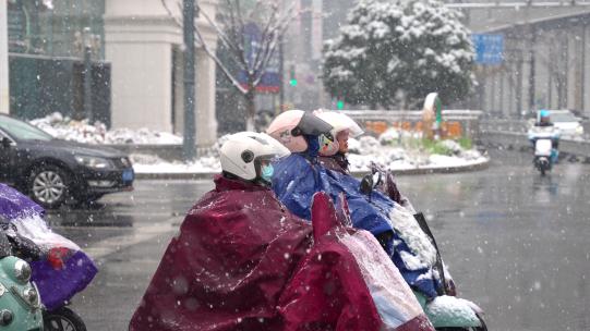 城市街道冬日大雪视频素材模板下载