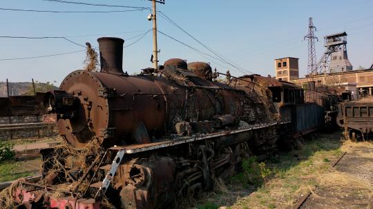 4k航拍废弃矿区铁路废弃蒸汽火车铁路视频素材模板下载
