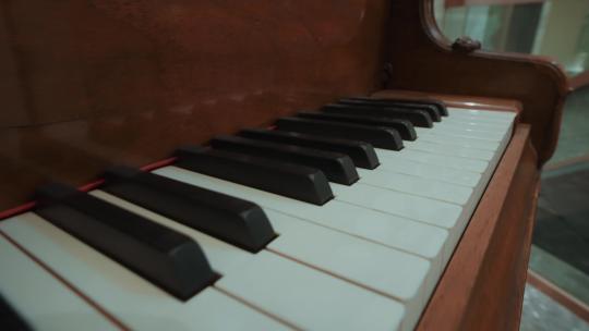 钢琴黑白琴键特写视频素材模板下载