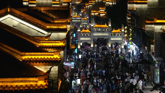 湖北三国历史旅游襄阳古城夜景逛街的人群