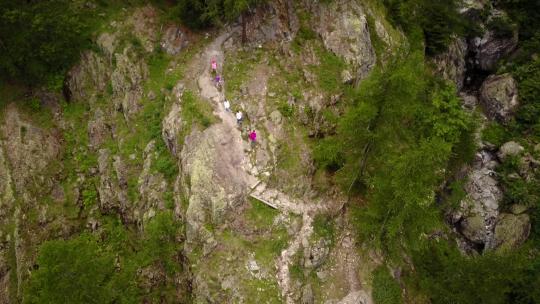 山的俯视图：人们走在自然的小径上。瑞士阿尔卑斯山，空中