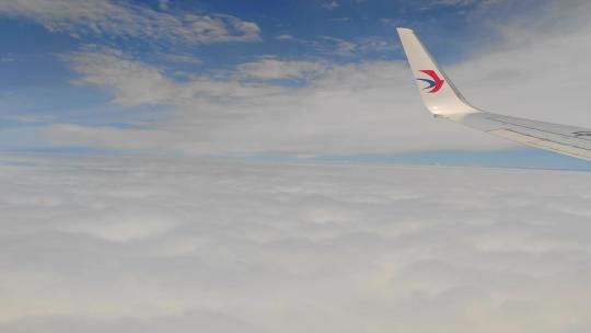 飞机窗外的高空云海