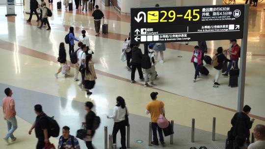 机场人流旅客人群行李箱的乘客登机旅行素材视频素材模板下载