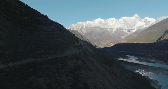 西藏派墨公路山峦河流汽车航拍709