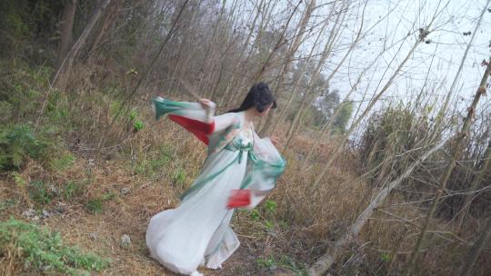 清水河公园汉服小妹妹姐姐舞蹈奔跑树林