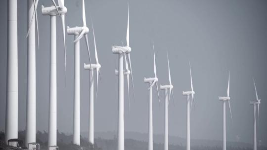 排列整齐的风力发电