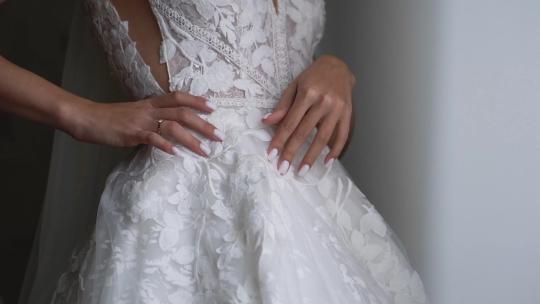 穿着美丽白色婚纱的新娘