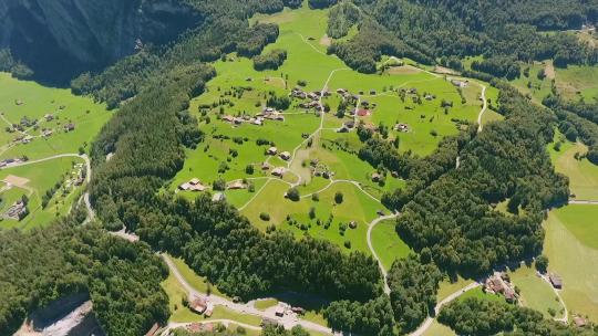 瑞士阿尔卑斯山村庄鸟瞰