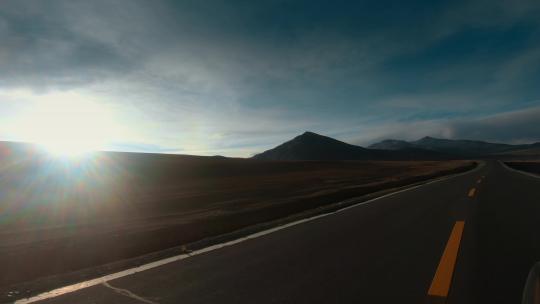 西藏旅游风光219国道车窗外夕阳逆光