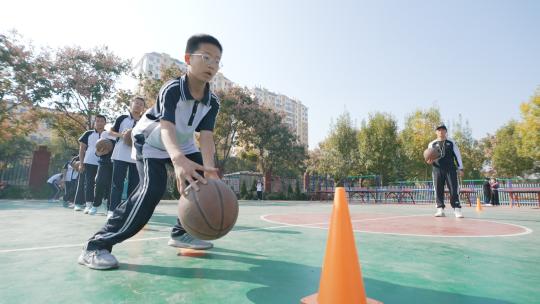中小学生篮球课打球