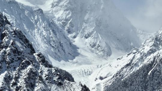 西藏察隅县古玉乡纯净雪山航拍空境视频素材模板下载