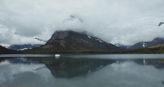 雾天有游船的冰川国家公园