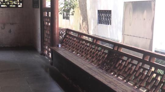 上海豫园中的木质座椅及木雕花窗