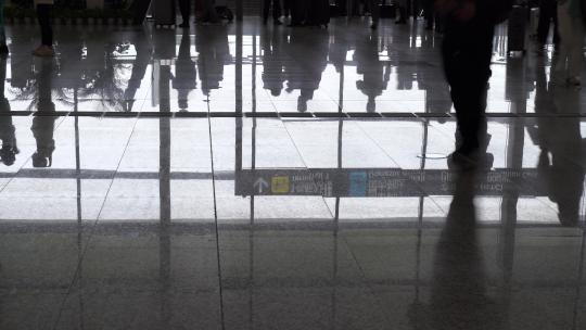 机场车站人流脚步特写步伐匆忙人来人往剪影