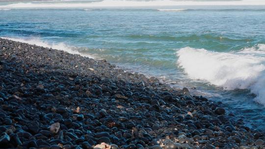大浪翻滚的黑色鹅卵石海滩