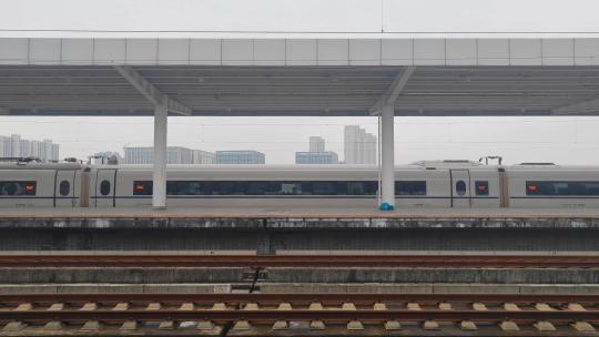 江西上饶站火车站出站的高铁动车组视频素材模板下载