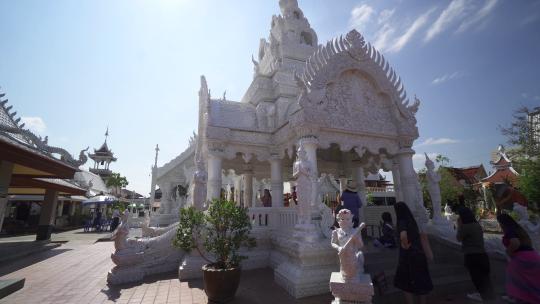 实拍泰国白色的寺庙佛教虔诚的信徒4K