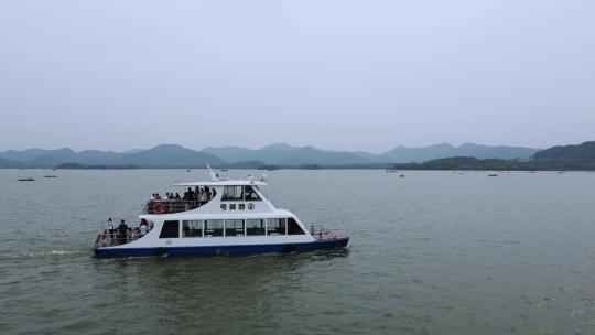 0100高清4k航拍杭州西湖游船环绕拍摄水面
