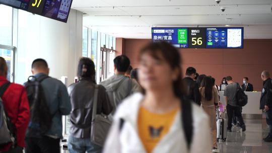 机场登机口排队等待登机人群泉州宜昌登机口