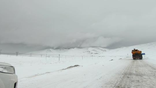 西藏旅游317国道车窗外冰雪路面白雪世界视频素材模板下载