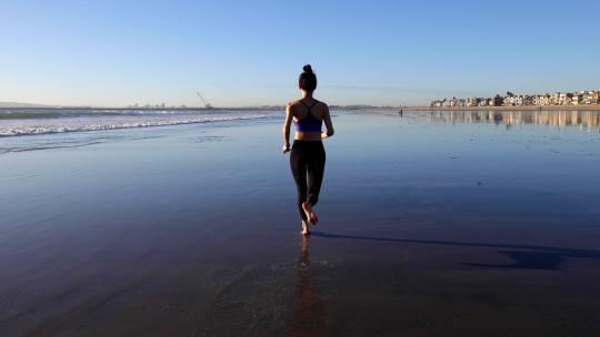 女人在海边慢跑
