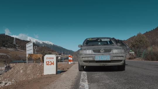 西藏旅游风光214国道公里桩自驾摄影师