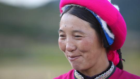 微笑说话的藏族女子视频素材模板下载