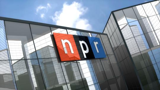 社论，国家公共广播电台在玻璃建筑上的标志。