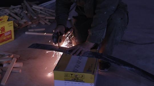 工地施工切割机切金属电焊火花视频素材模板下载