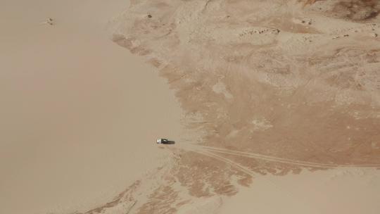 卡车在沙丘上行驶