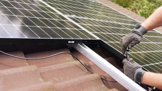 安装太阳能电池板视频素材模板下载