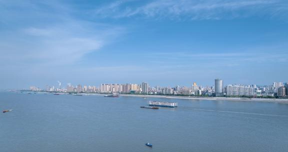 蓝天下美丽的江畔城市九江长江岸线航拍延时