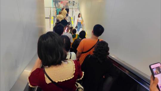 四川省成都市上下班高峰期的地铁人流视频素材模板下载