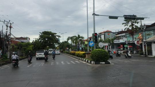 巴厘岛城市POV第一视角手持拍摄主干道车流