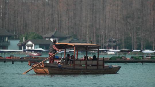 杭州西湖上的手摇船