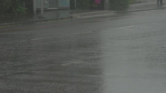 M1雨中车轮 雨中行人 街景