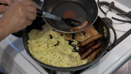 煎锅里的食物