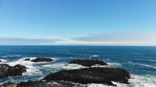 湛蓝色的大海和岸边岩石