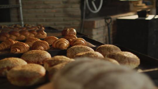 新鲜烘焙面包和面包卷的特写视频素材模板下载