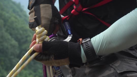 救援人员利用登山绳八字环等工具做保险