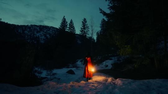 红裙女人冬季夜晚森林灯笼行走