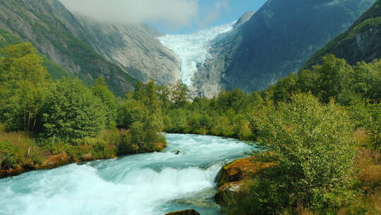 风景如画的景观有山河和融化的冰川流水