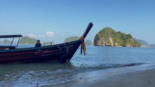 泰国攀牙湾渔夫驾驶渔船靠岸